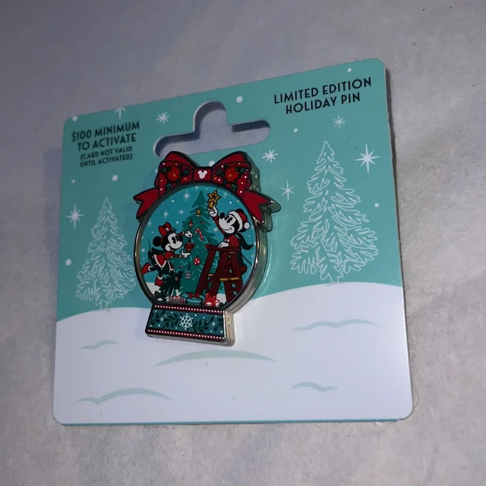 Disney Mickey and Minnie Holiday LIMITED EDITION Pin